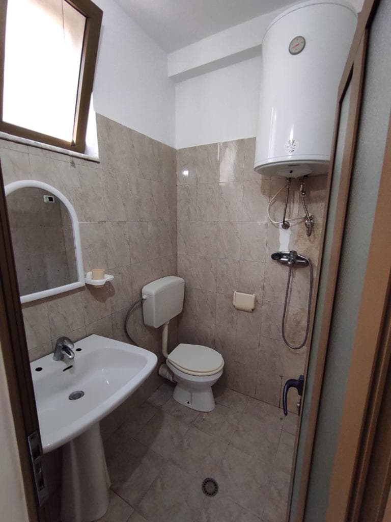 Apartament 1+1 per qira . Adresa : Kryqezimi Vasil Shanto, Hotel Diplomat 1 2