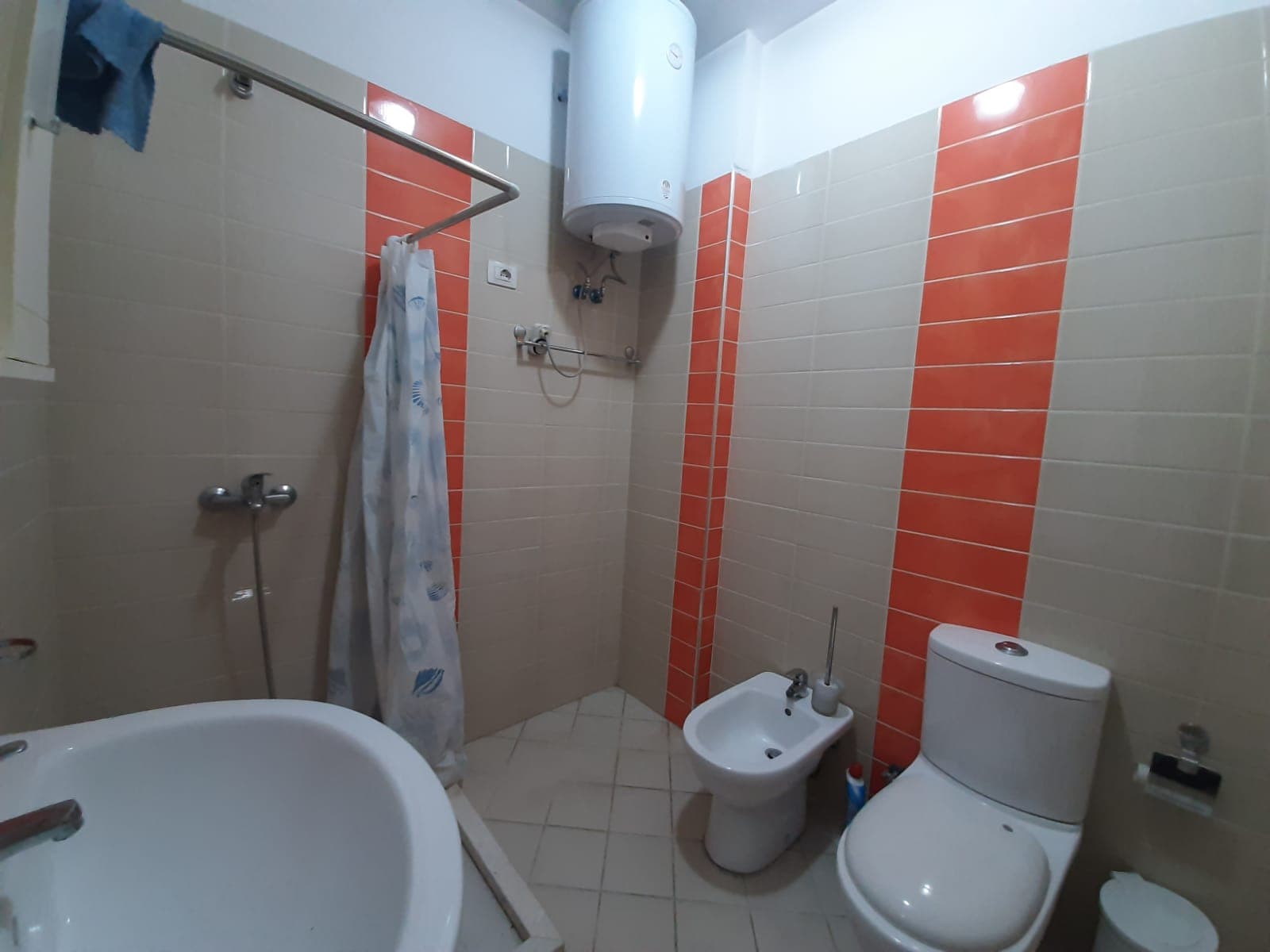 Jepet me qera apartament 2+1 .Adresa : Rruga e Kavajes