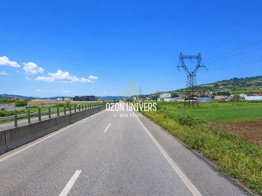 Shitet Tokë, buzë Autostradës Tiranë-Durrës !