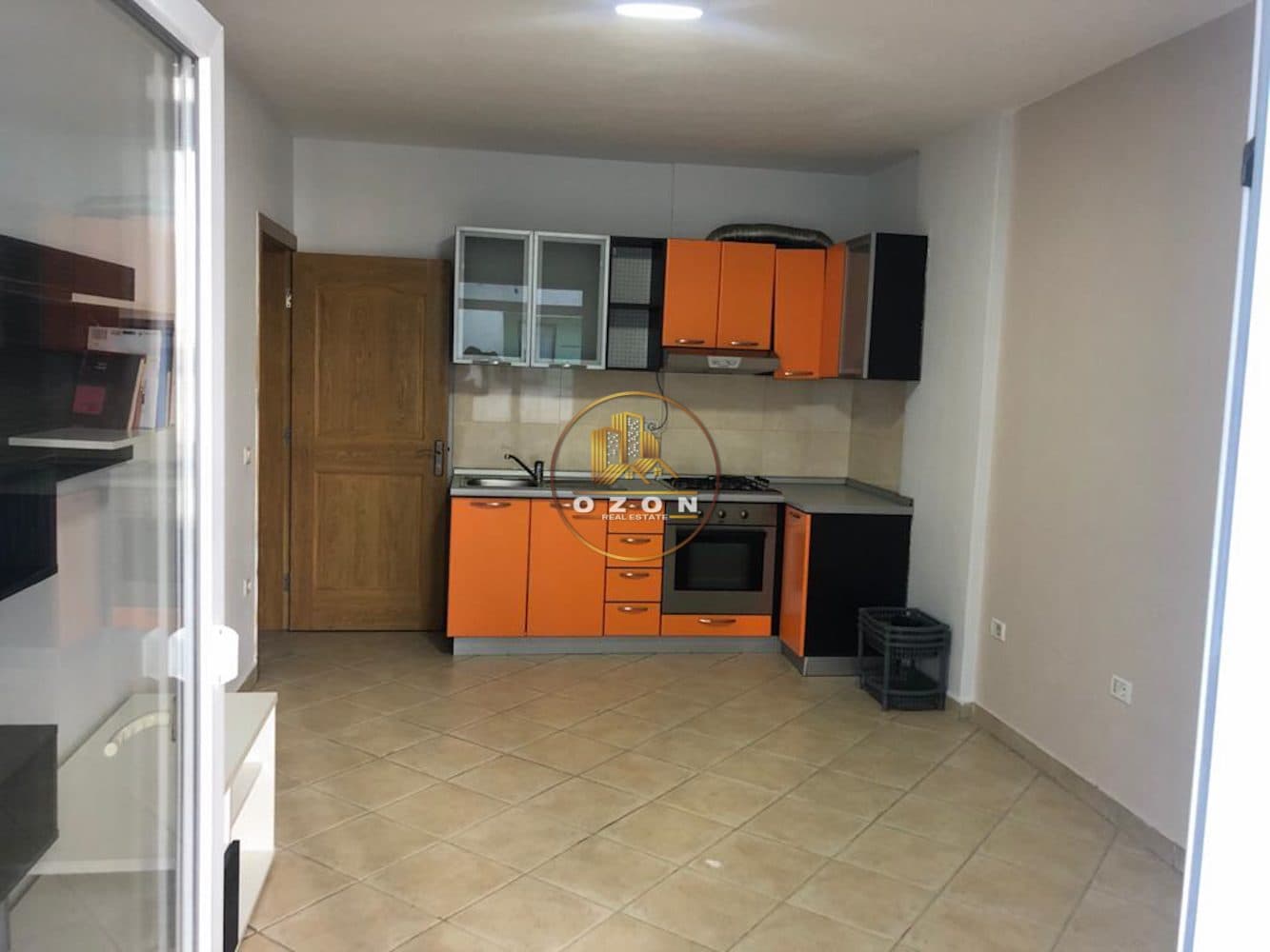 Jepet me qira apartament 1+1, bosh Prane Ish Ekspozites.