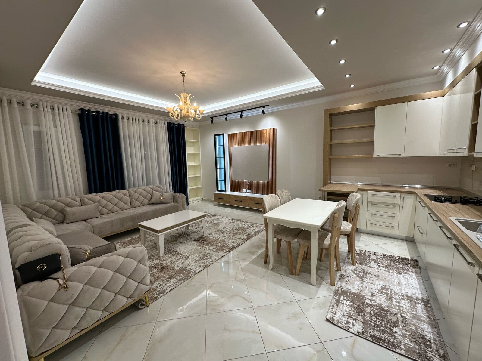 Apartament 3+1+2 për shitje tek Liqeni i Thatë!