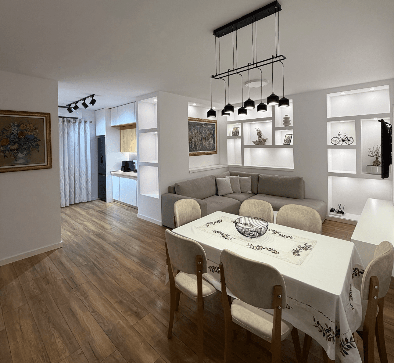 Apartament 2+1 për qira, Astir pranë rrethrotullimit !
