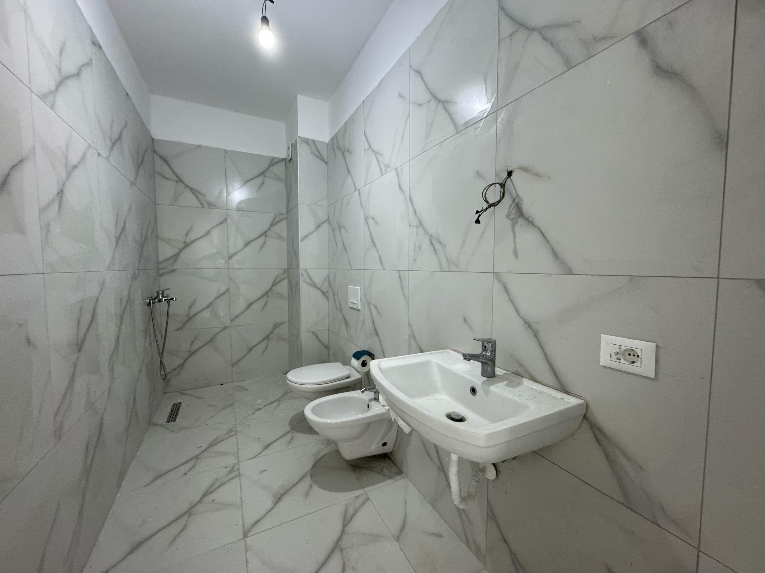 Shitet Apartament 2+1+2 në Myslym Shyr ! 4