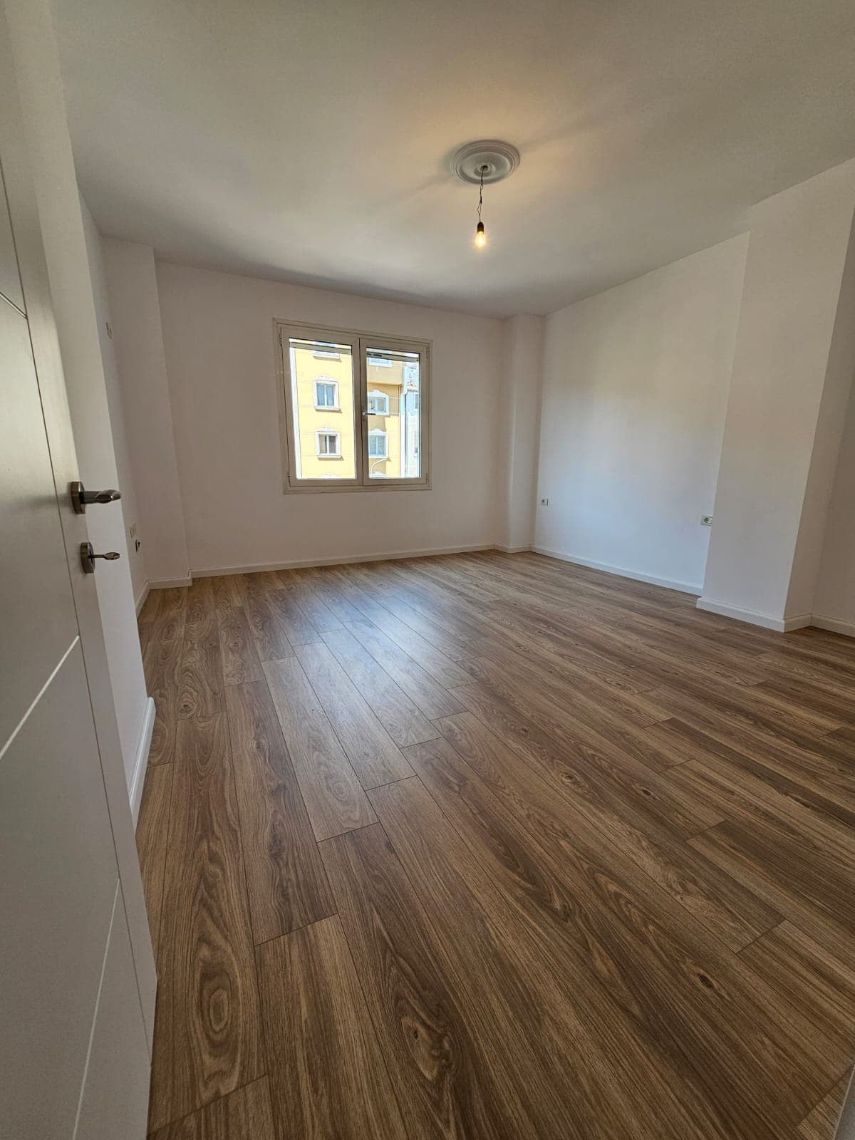 Apartament 1+1 në shitje tek Shkolla e Baletit, me pamje nga rruga kryesore! 2