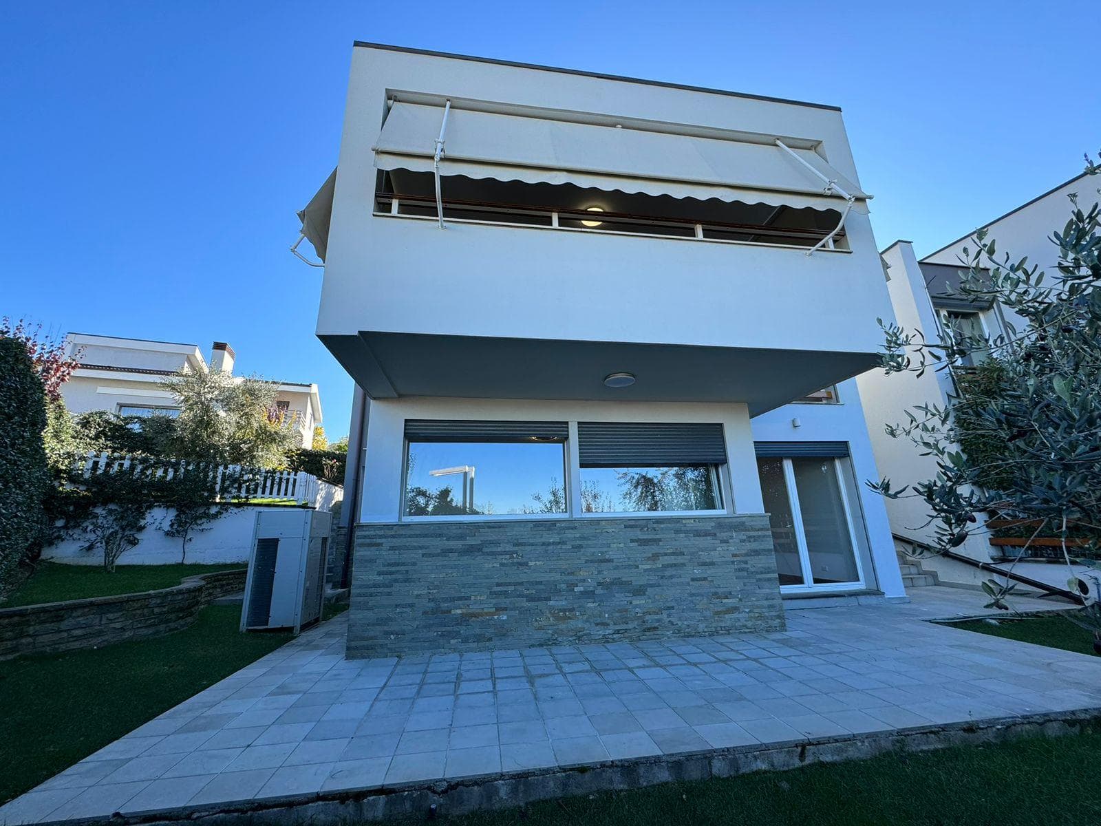 Vile 2-katëshe me qera tek Long Hill Residence! 4
