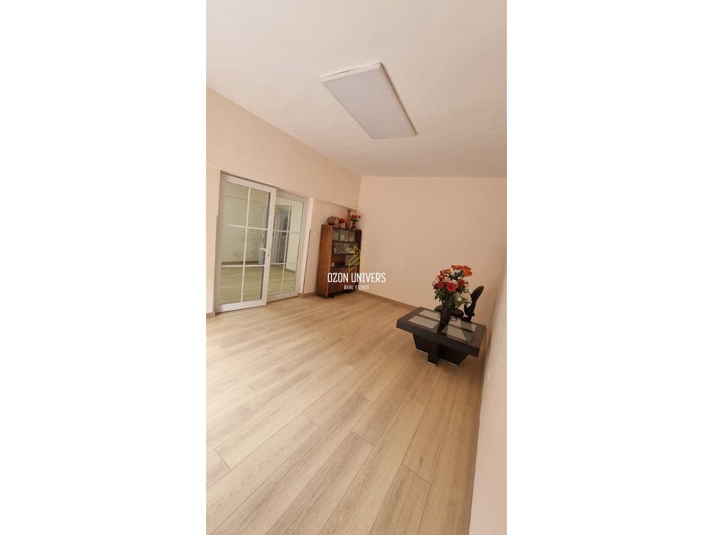 Apartament 1+1 me qira për biznes ose banim, tek Kafe Flora, Qender! 2