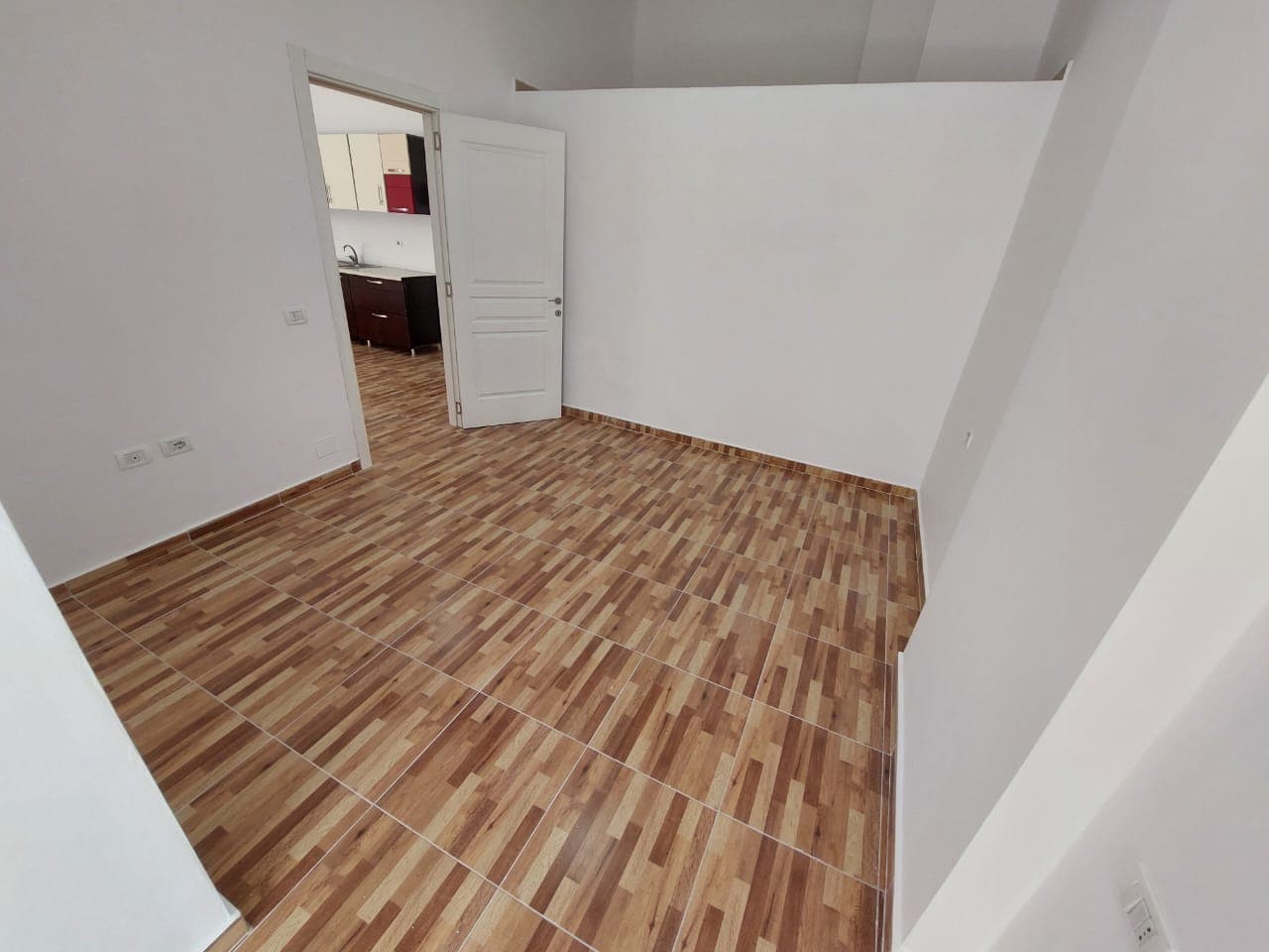 SHITET APARTAMENT 2+1, TEK KOMPLEKSI GOLDEN PARK, RRUGA E KAVAJES! 2