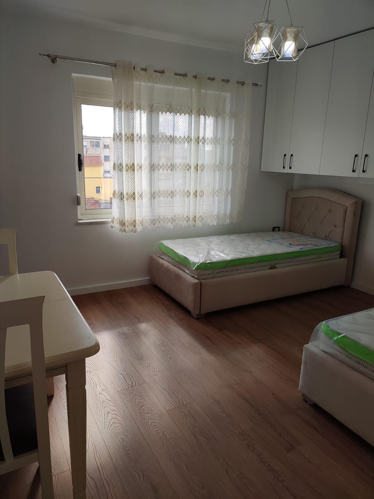 SHITET GARSIONERE, TEK RRUGA BARDHYL! 4