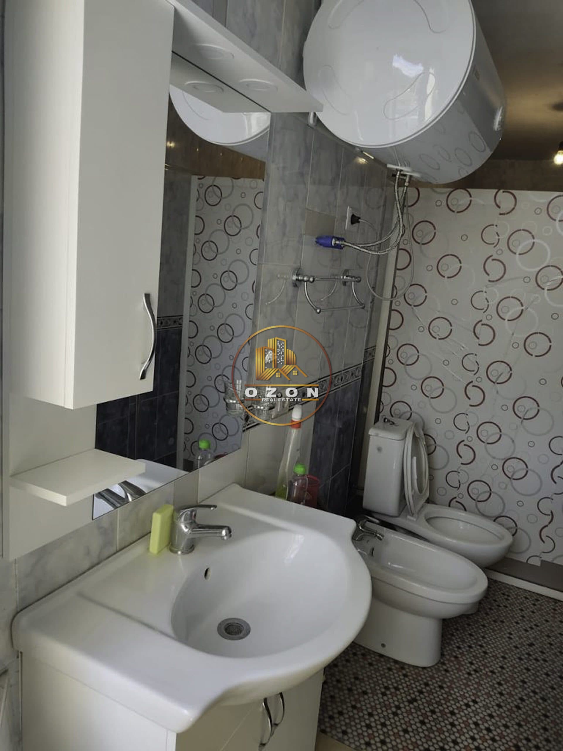 Jepet me qera apartament 2+1 tek Rruga e Elbasanit !