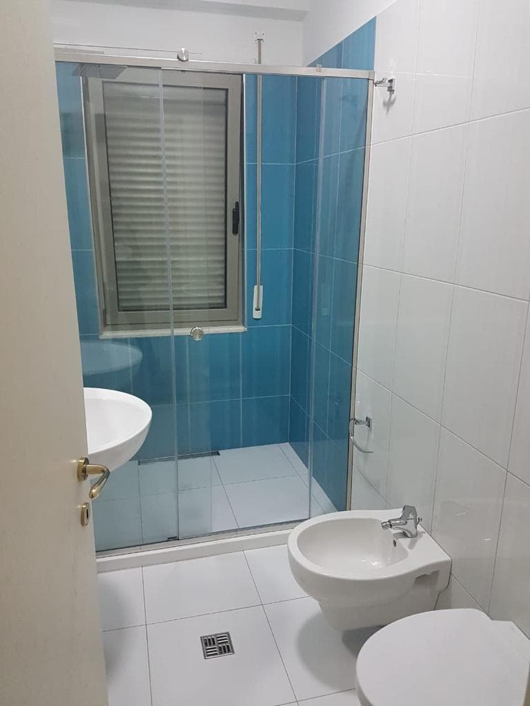 Jepet me qera apartament 2+1+2 tek Kompleksi Delijorgji , Rruga e Kavajës! 2