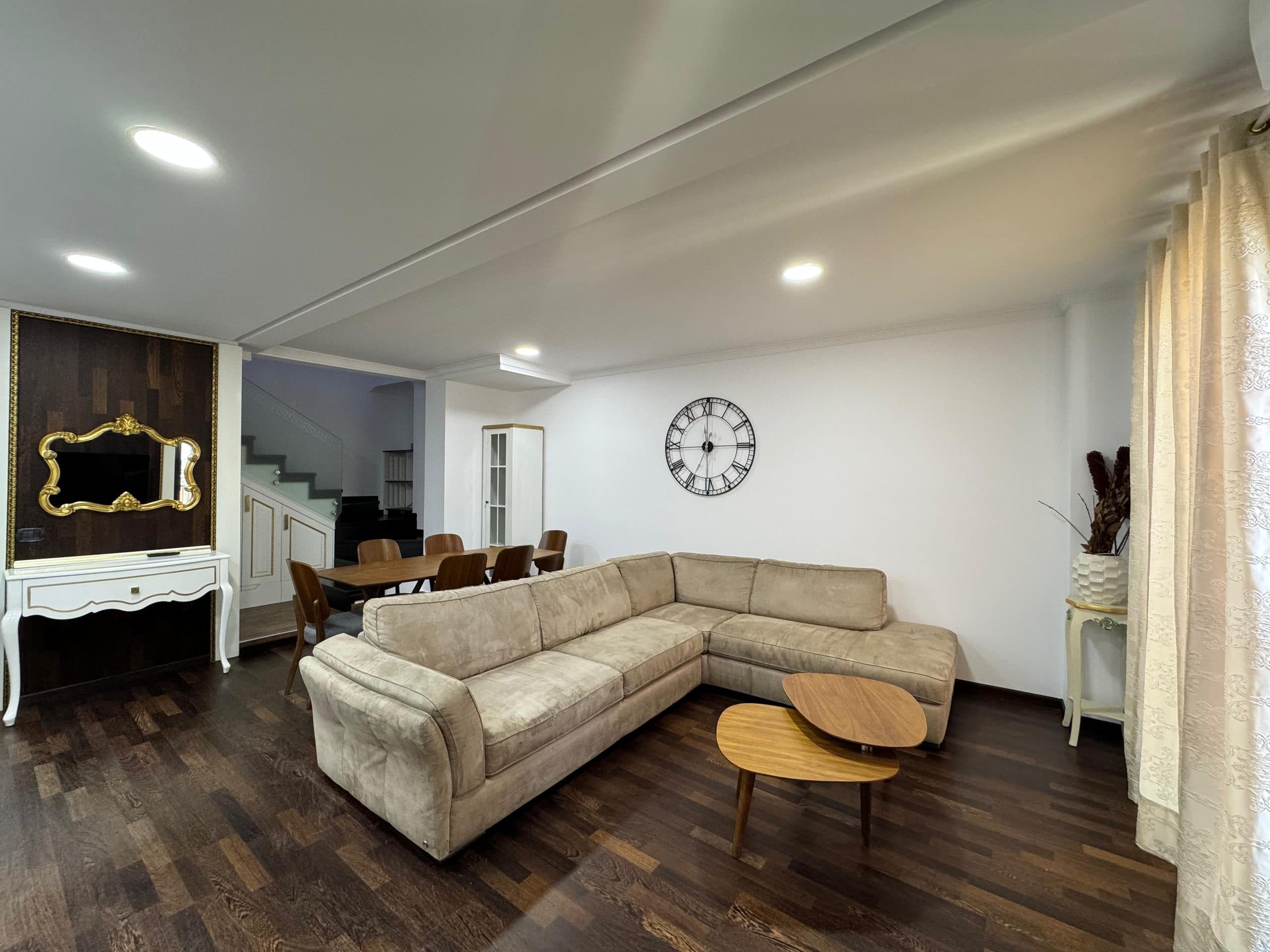 Duplex 2+1+2+2 Poste parkimi për Qira tek Rruga e Kavajës, pranë Qendrës!