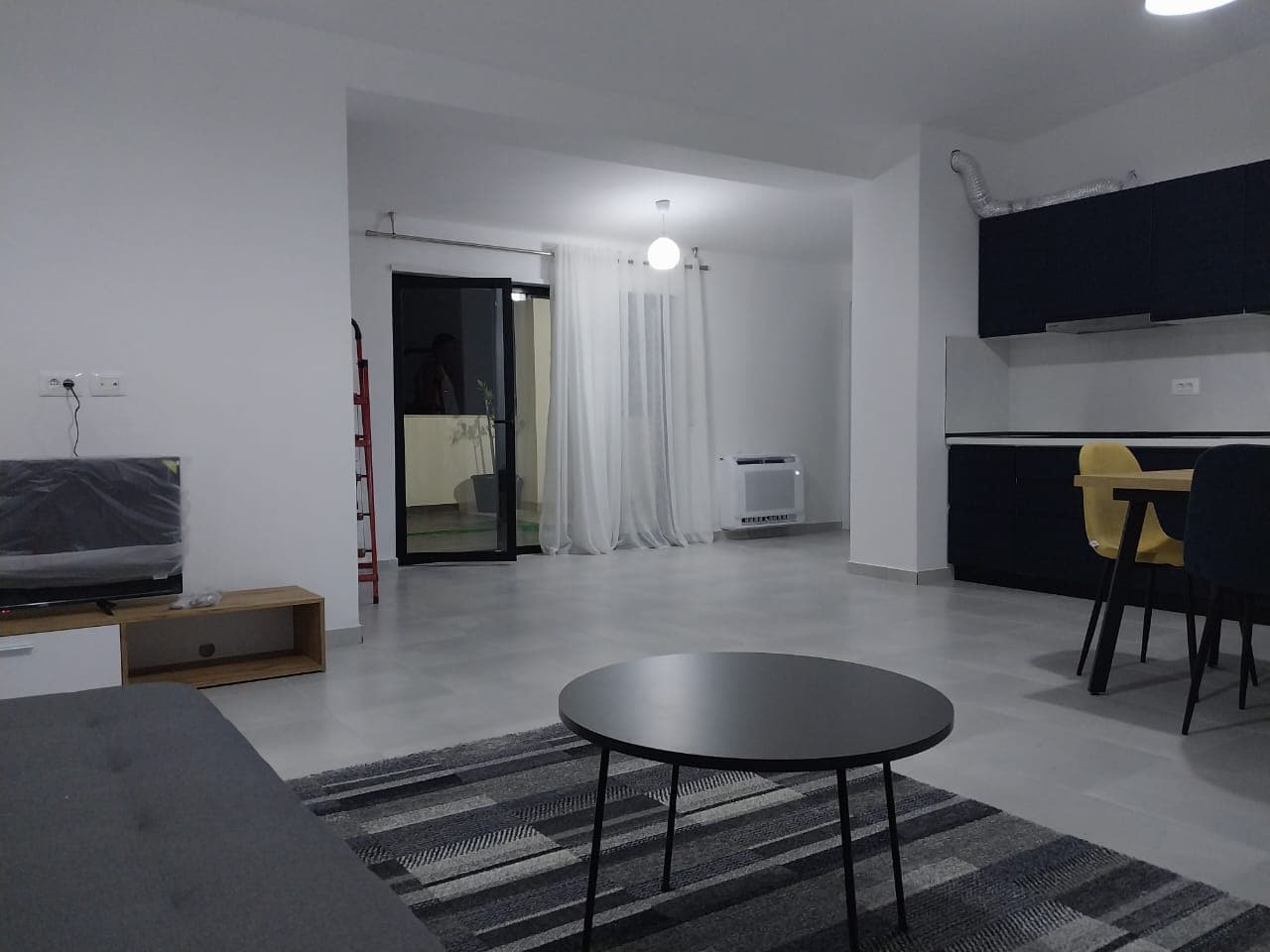 JEPET SUPER APARTAMENT 1+1+POST PARKIMI, TEK ZGJATIMI I KODRES SE DIELLIT 1! 2