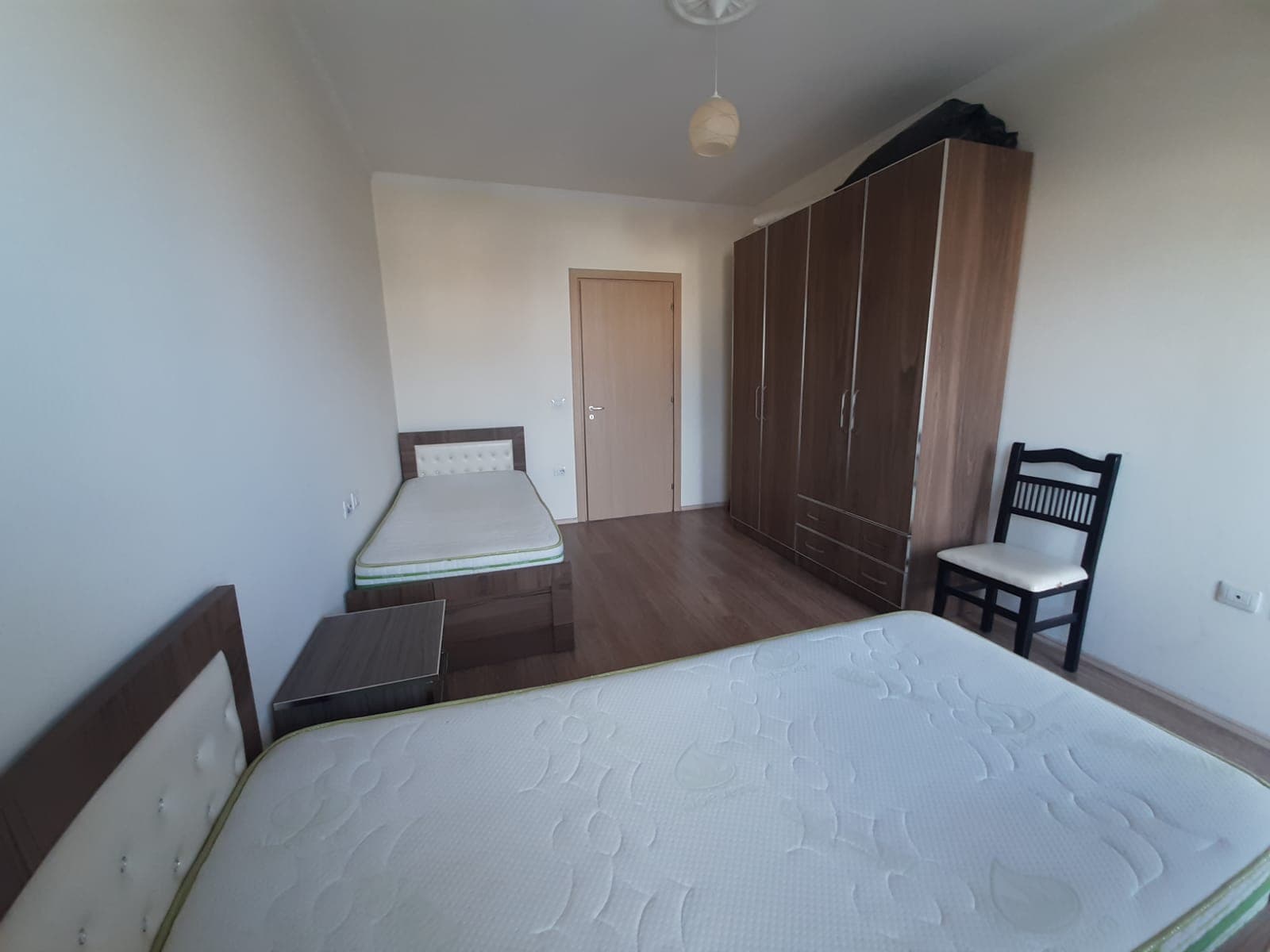 Jepet me qera apartament 2+1 .Adresa : Rruga e Kavajes