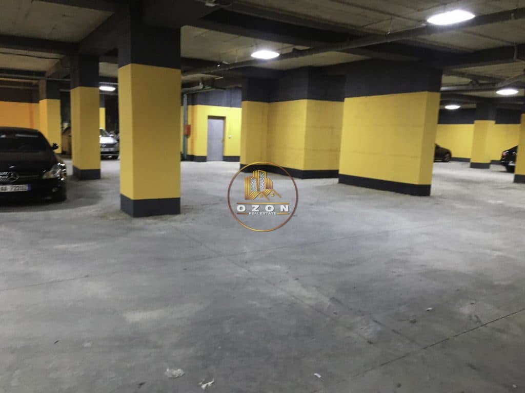 Ambient biznesi per qera (garazhi1020 m2) ,Prane Stacionit Trenit 1