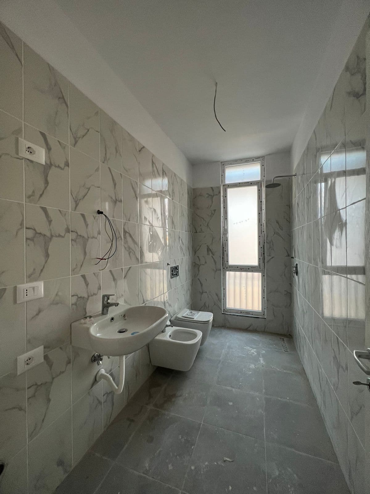 JEPET ME QERA APARTAMENT 1+1 PER BANIM OSE BIZNES TEK TREGU ELEKTRIK ! 2