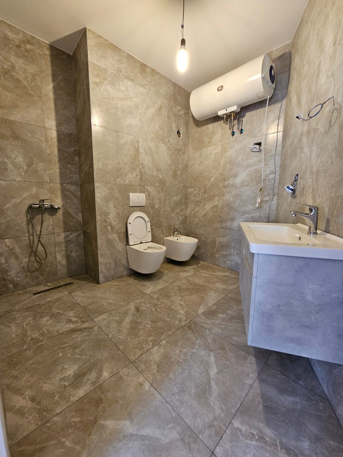 Apartament 1+1 për shitje , në rrugë kryesore tek Shkolla e Baletit! 4