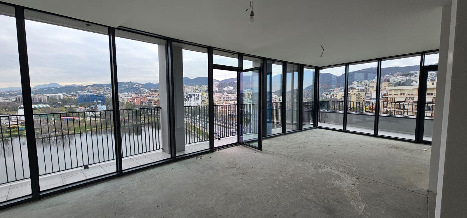 Ambjent zyrash per qira te Lake View ! 2