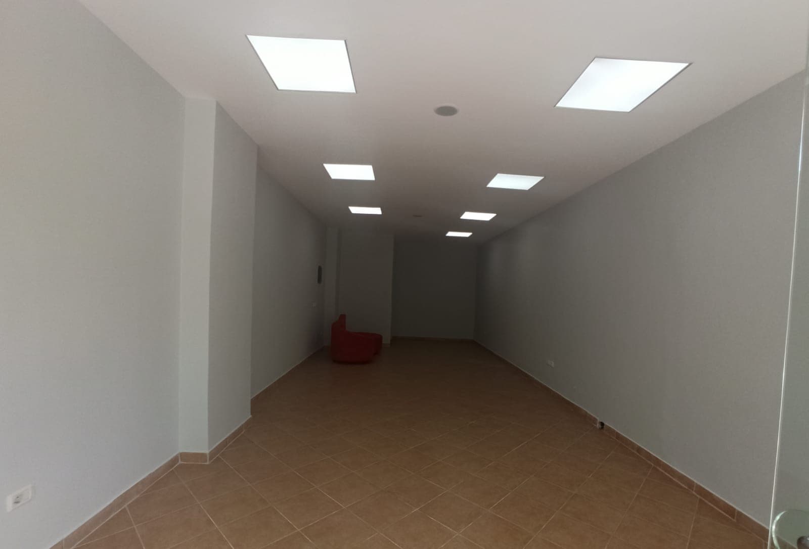 Ambjent Biznesi Me Qira Tek Rruga e Kavajës!