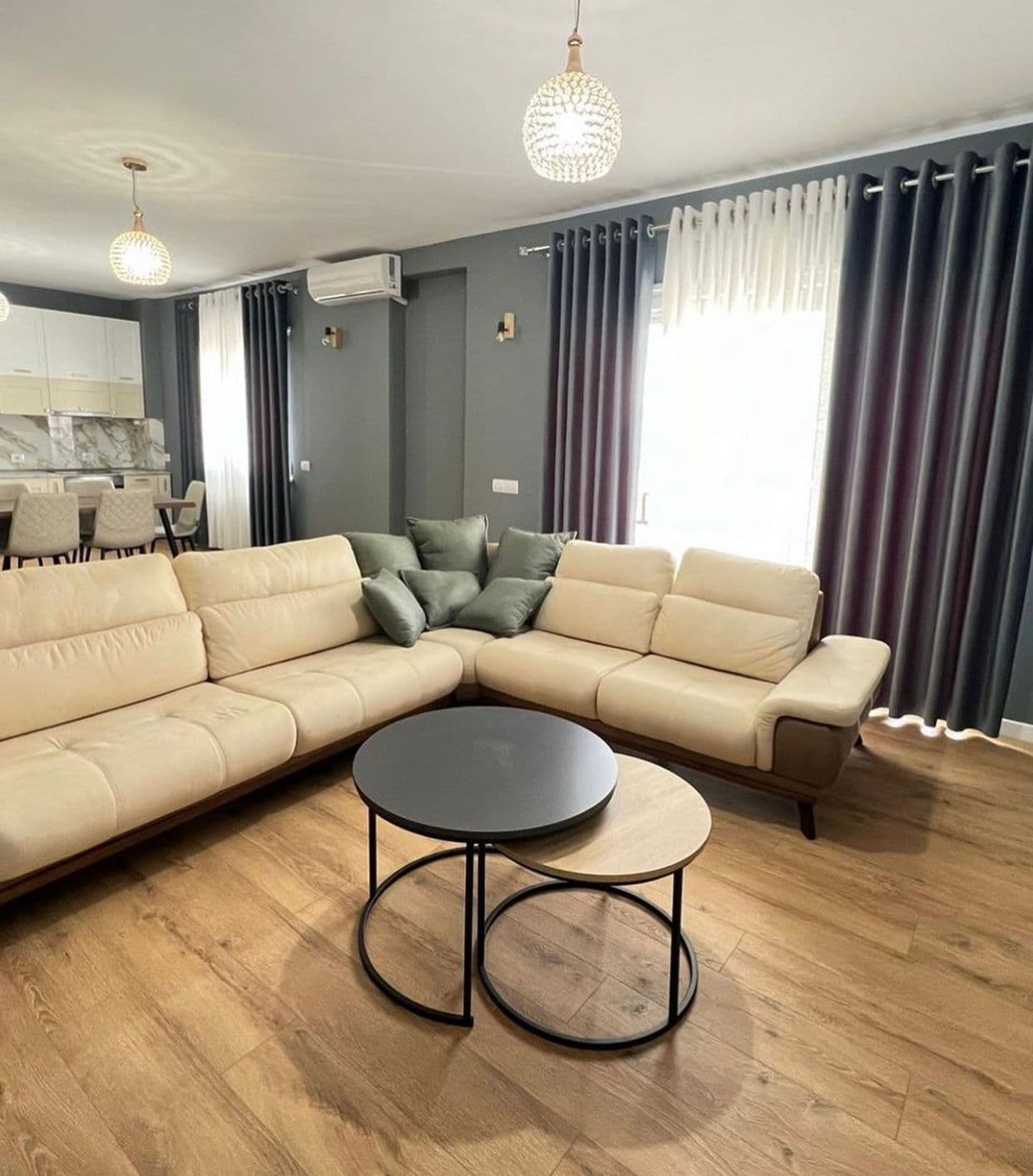 JEPET ME QIRA APARTAMENT LUKSOZ 2+1 ME POST PARKIMI PRANË KOPSHTIT BOTANIK TEK XHAMIA,TIRANË!