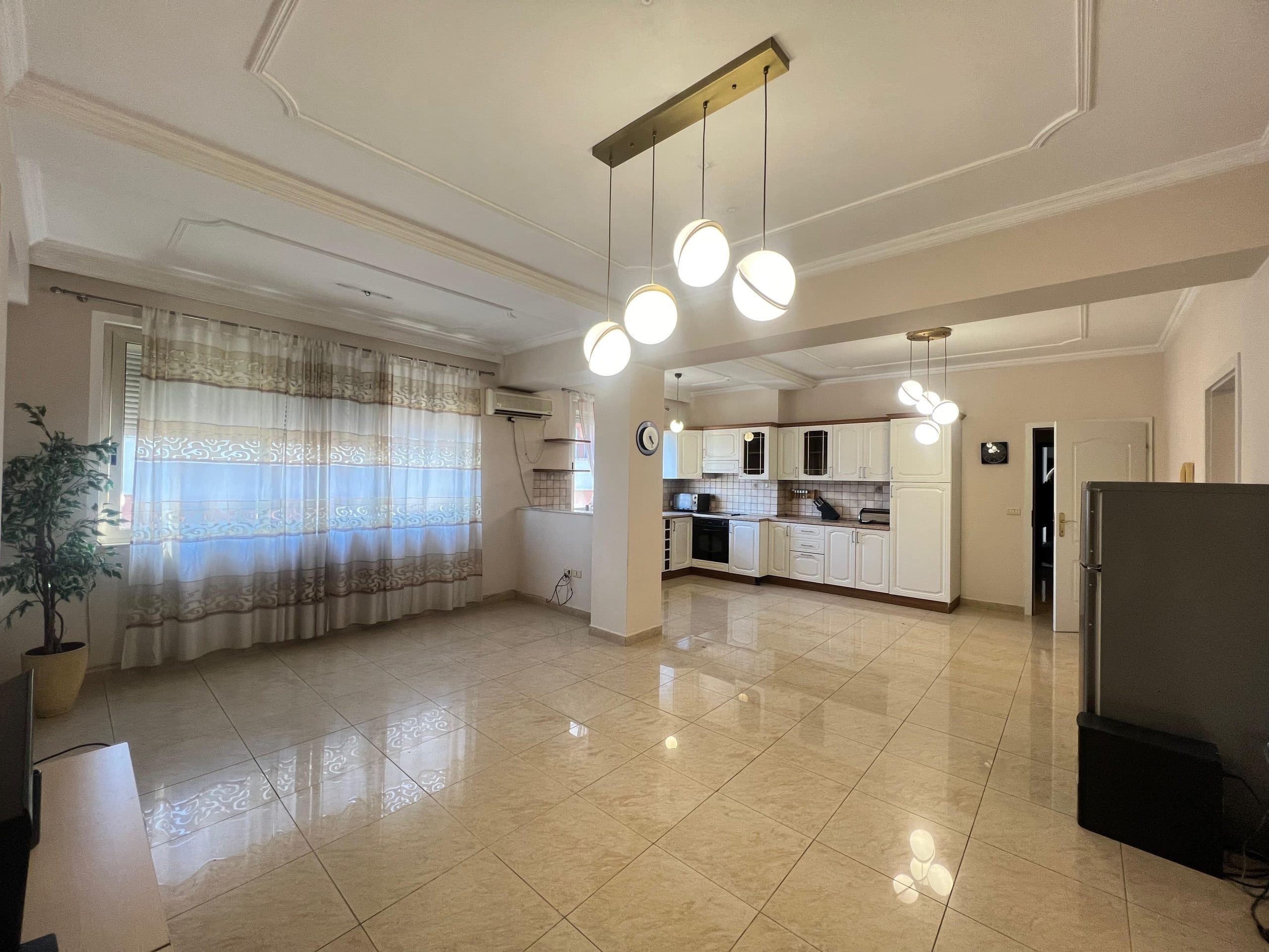 Jepet me qera apartament 3+1+2 për biznes ose banim në Bllok!