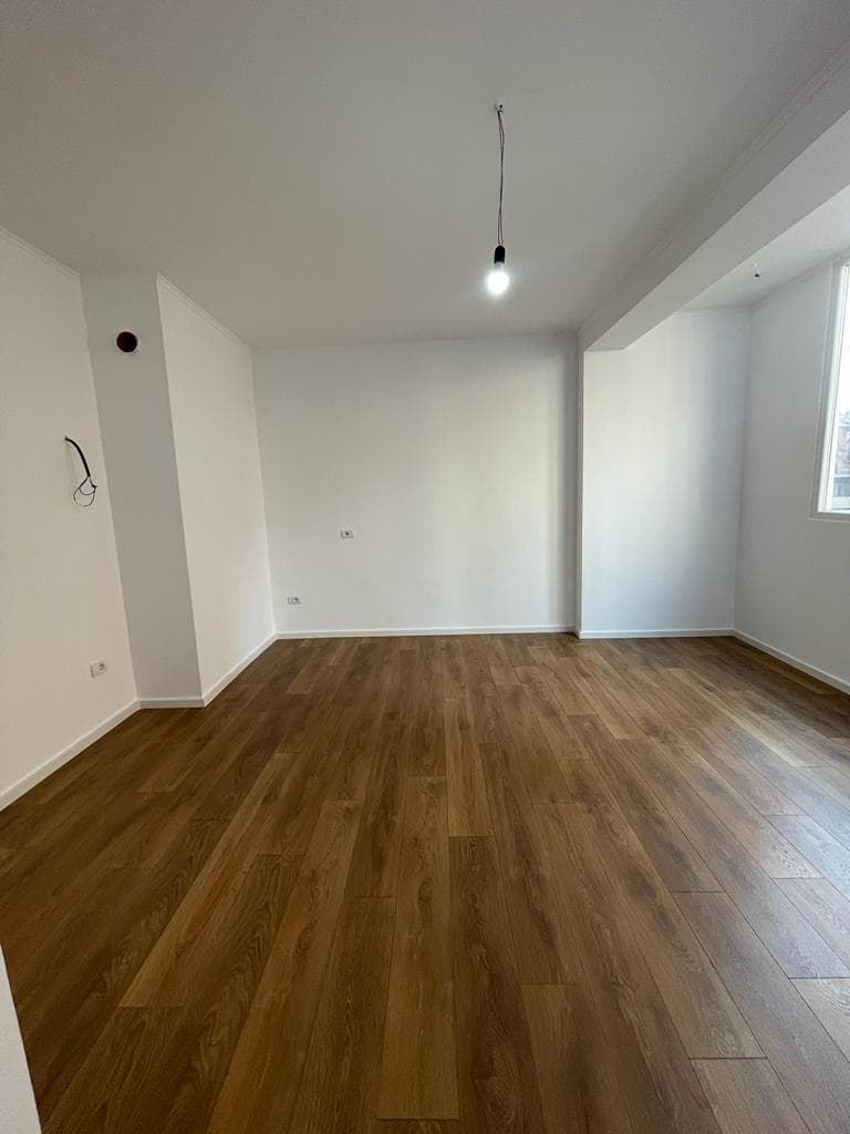 SHITET APARTAMENT 1+1, PRANE FAKULTETIT TE GJUHEVE TE HUAJA!