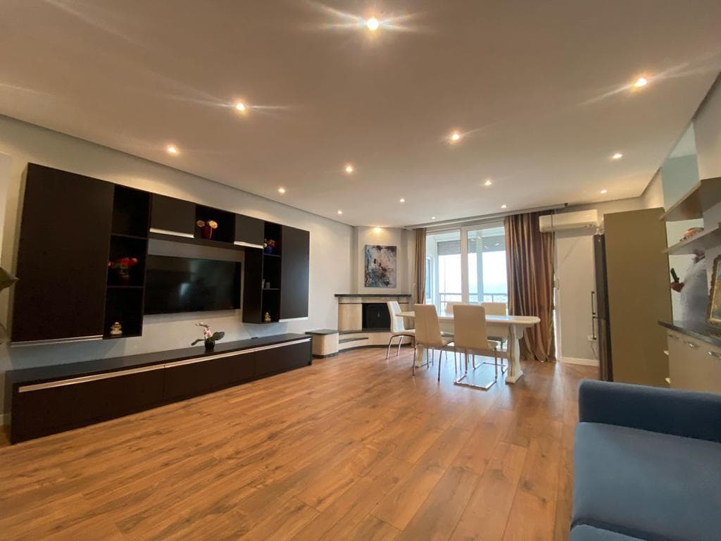 Apartament 2+1+2 për qira tek Ish Ekspozita! 3
