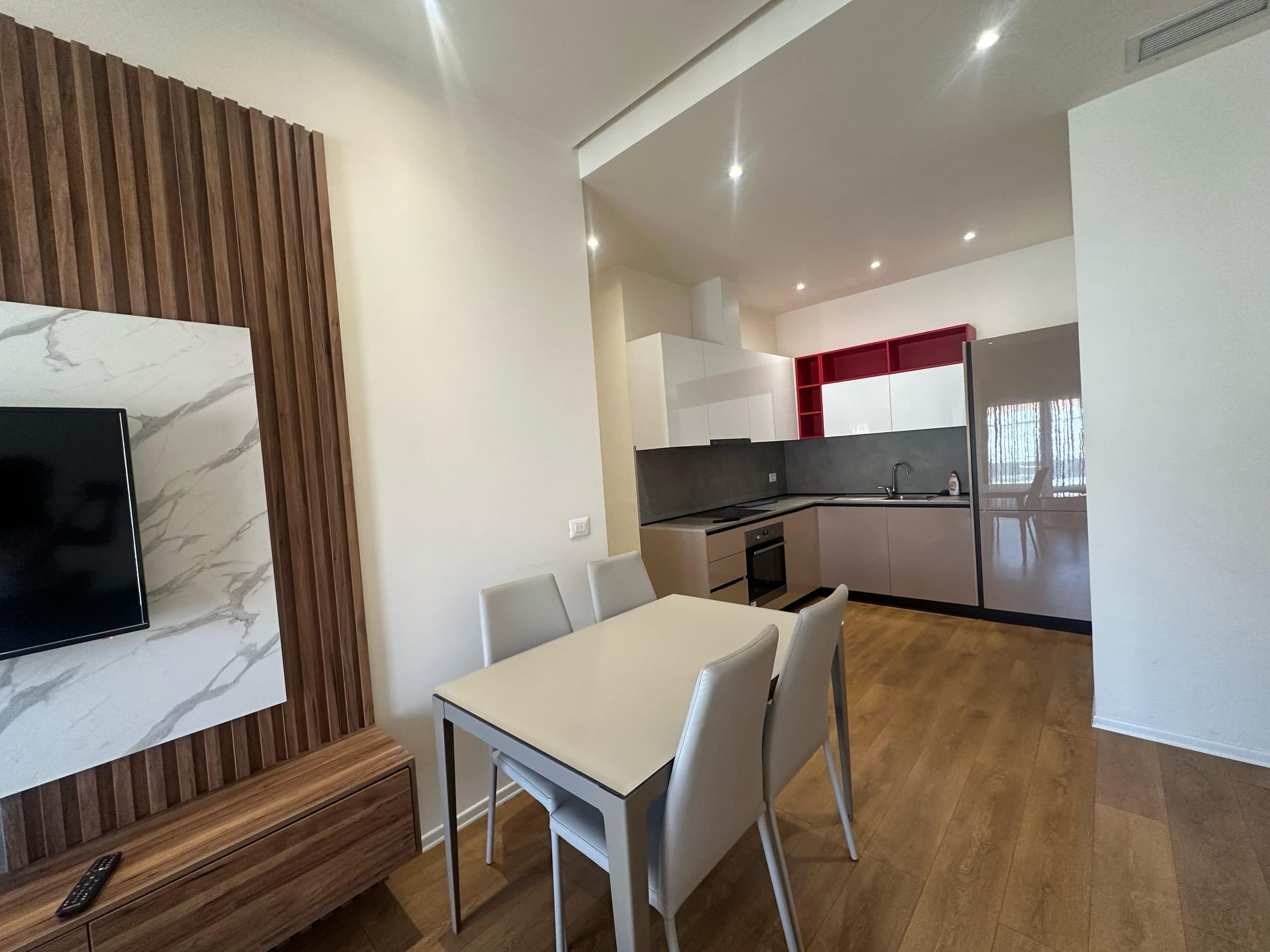 Apartament 1+1+Parking për Qira – Kompleksi Delijorgji, Rruga e Kavajës! 2