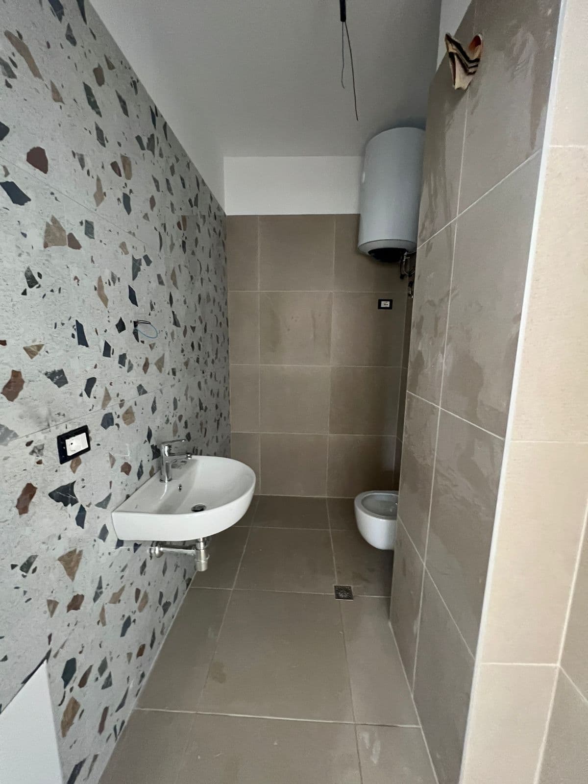 JEPET AMBIENT BIZNESI ME QIRA TEK KOMPLEKSI ZIRKONI, "RRUGA KONGRESI I MANASTIRIT"! 3