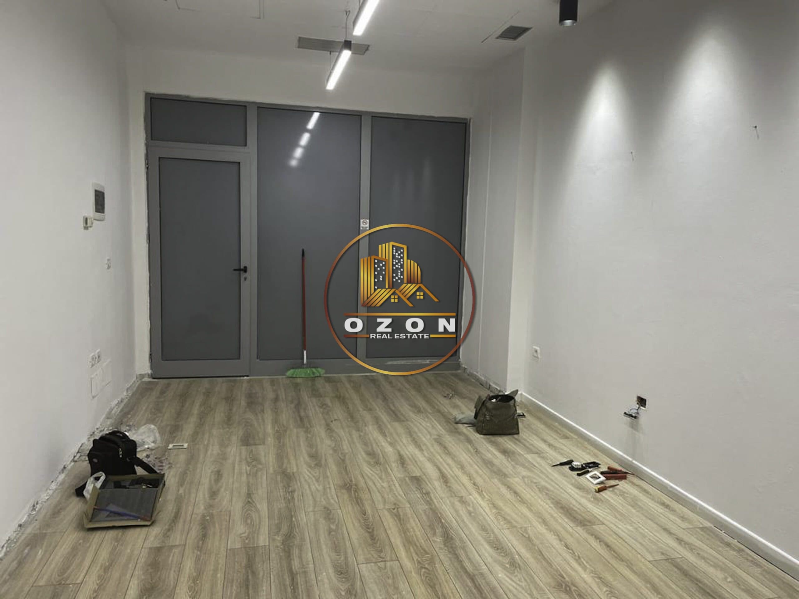 AMBIENT BIZNESI ME QERA TEK QENDRA CONDOR , RRUGA E KAVAJES !! 300 EURO