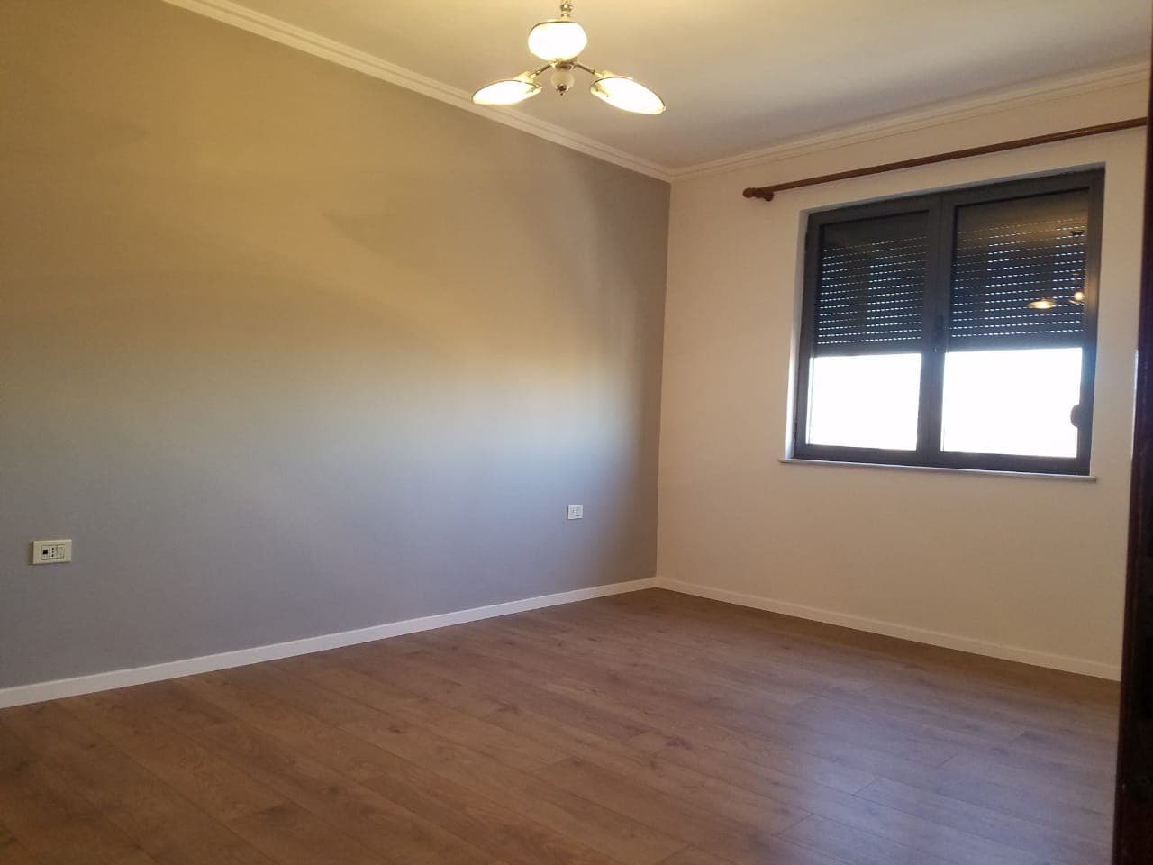 Jepet me qera apartament 3+1 , bosh ne Vasil Shanto