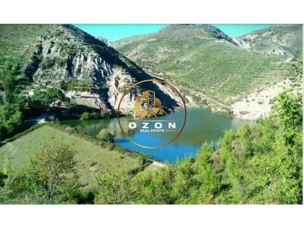 Shitet 2000m² Tokë në Pezë-Helmes !