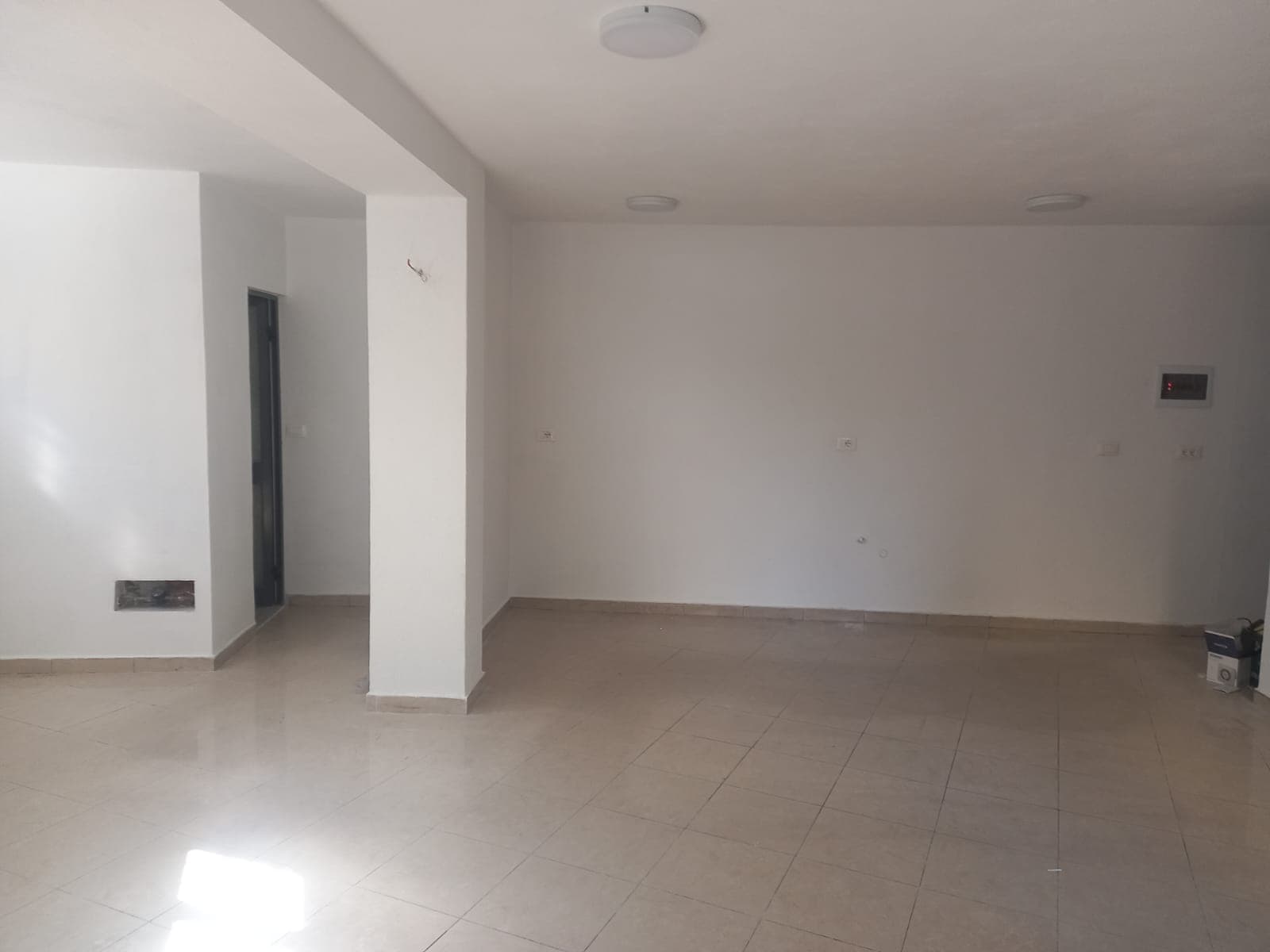 Ambient biznesi për qira, buzë rruge në Ali Dem! 4