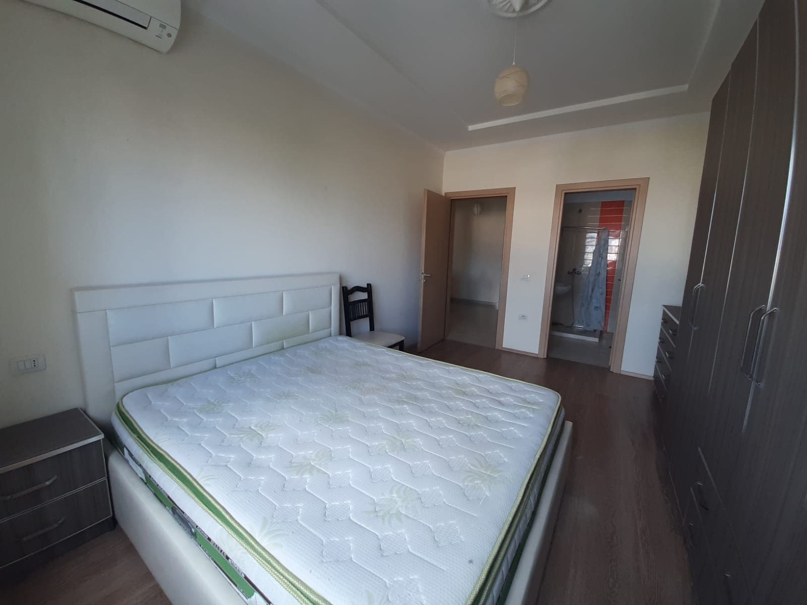 Jepet me qera apartament 2+1 .Adresa : Rruga e Kavajes