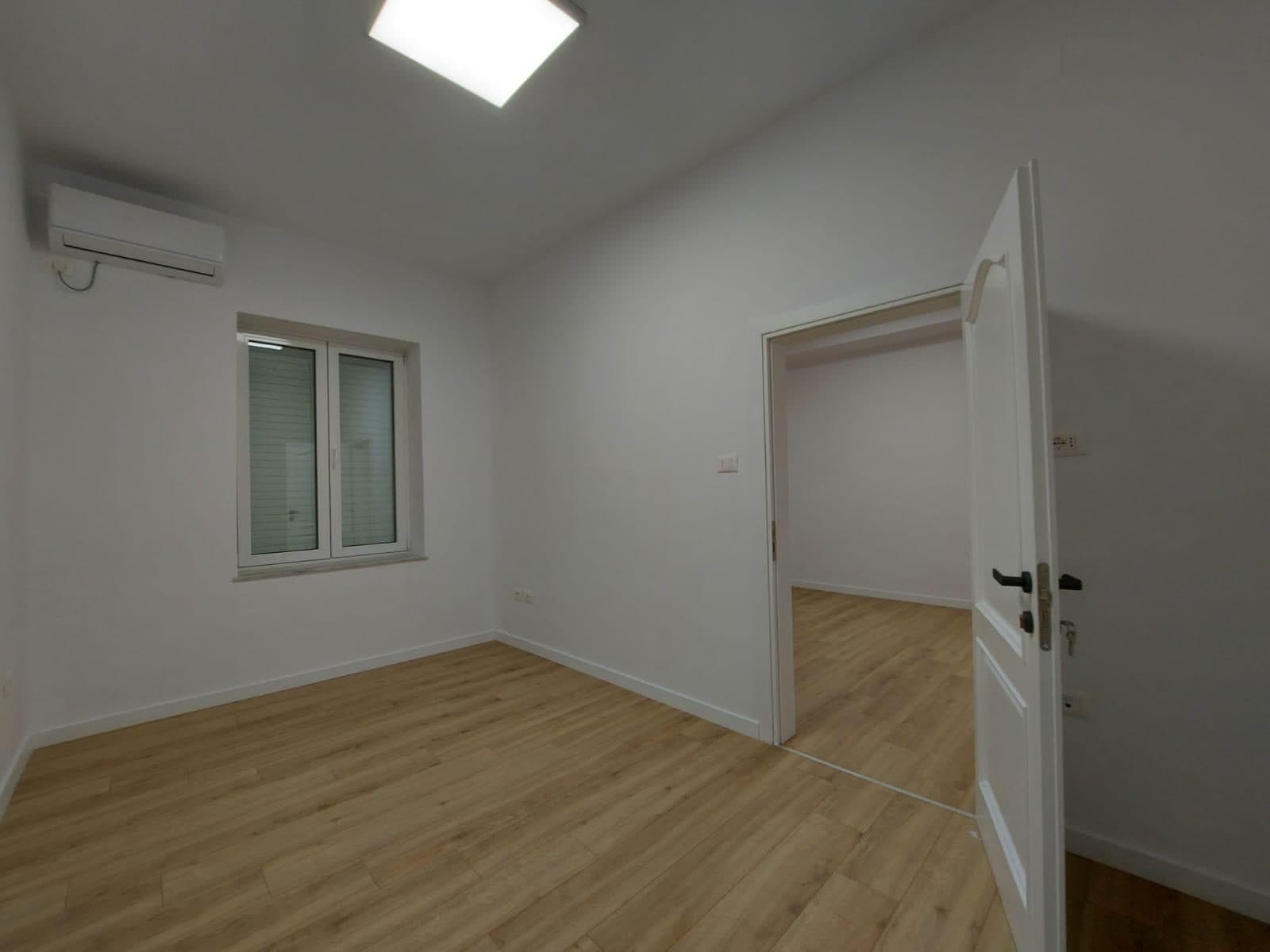 Apartament 2+1 Me Qira Tek Shallvaret!