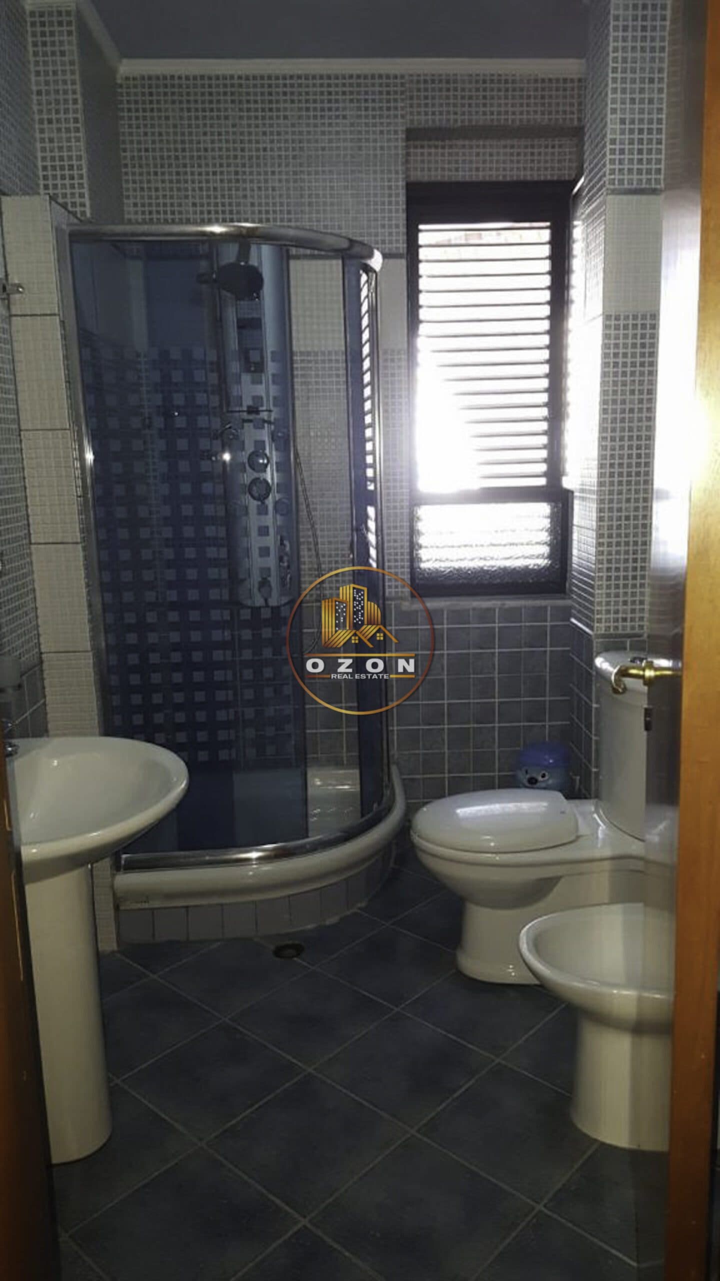 Jepet me qera apartament 2+1+2 , i mobiluar , tek 21 Dhjetori . 2