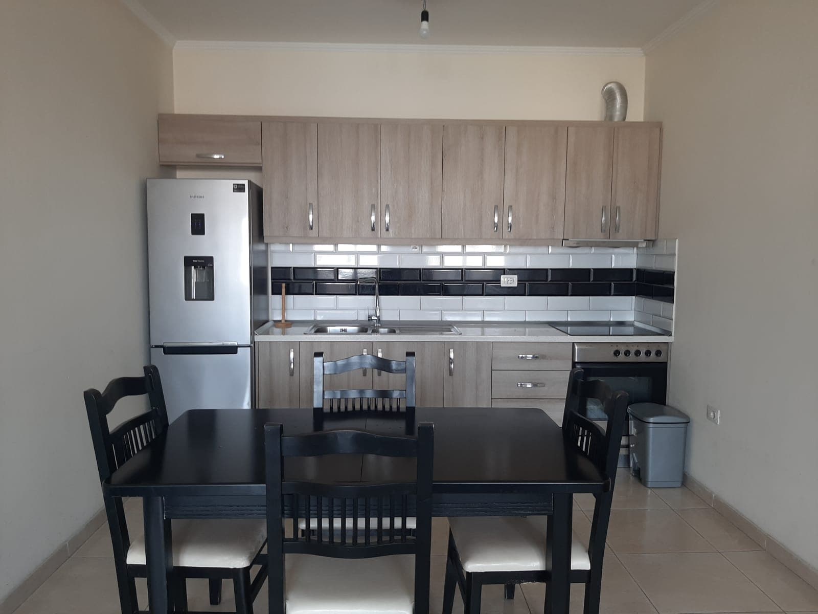 Jepet me qera apartament 2+1 .Adresa : Rruga e Kavajes