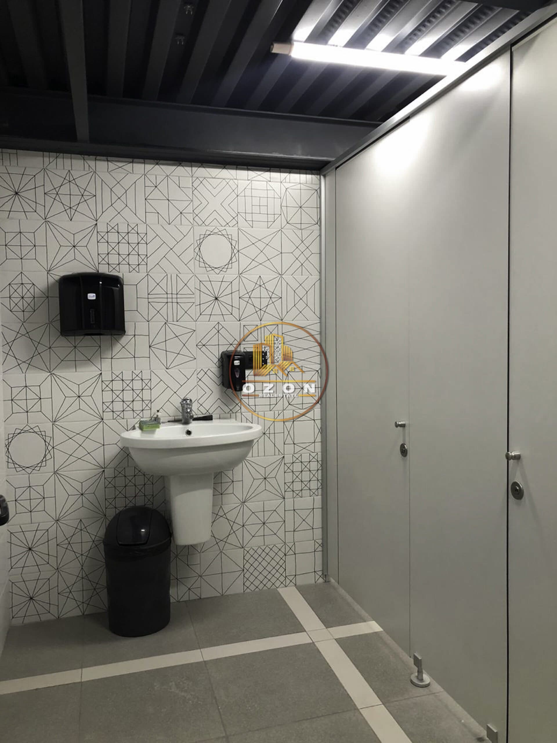 Ambient biznesi dublex per qera. Adresa : Pazari i Ri 2