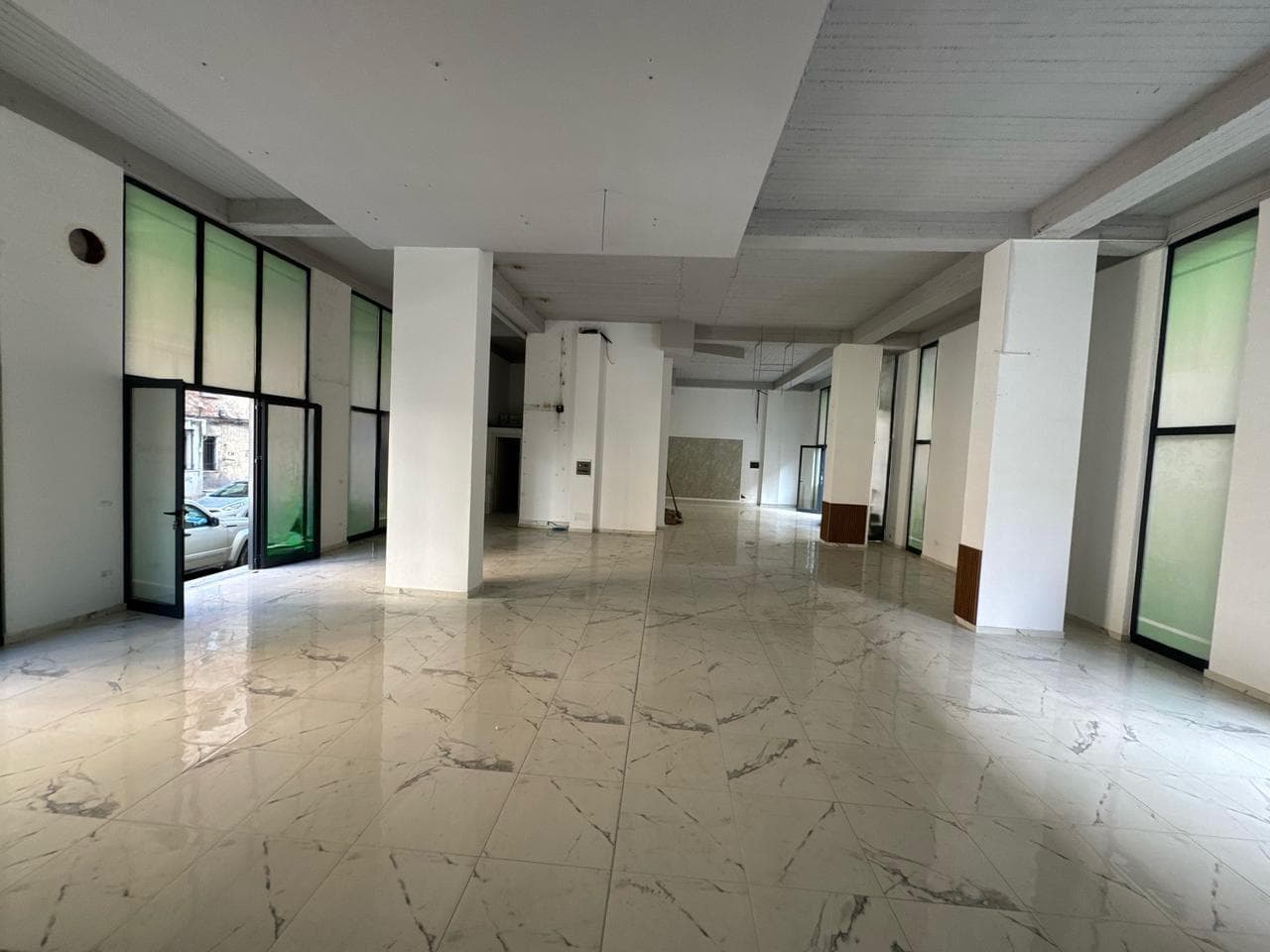 Ambjent Biznesi Për Qira Pranë Bulevardi Bajram Curri! 1