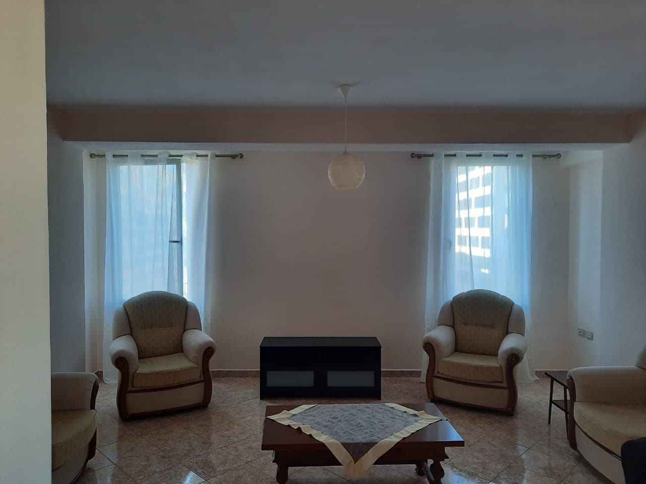 Jepet me qera apartament 2+1 ,i mobiluar .Adresa : 21 Dhjetori 2