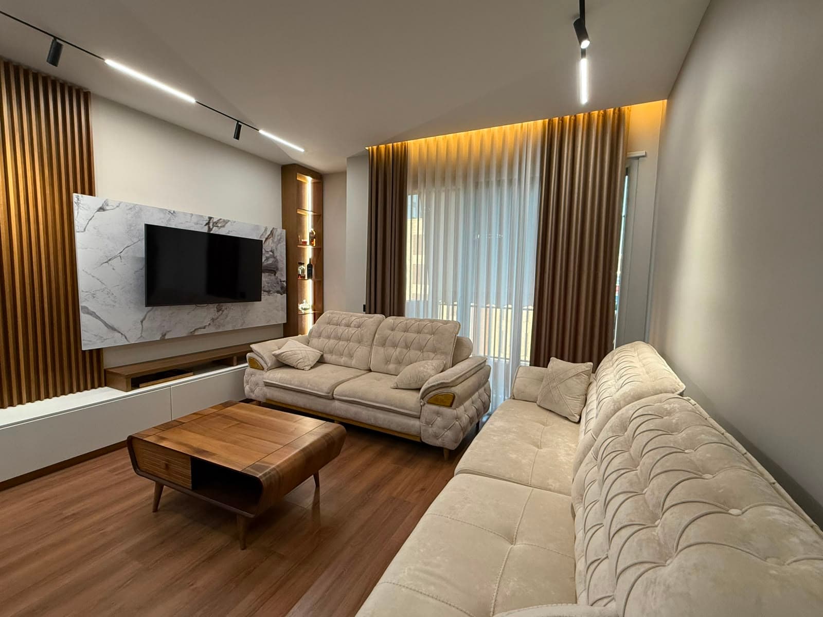 Apartament 2+1 me parkim, tek Rruga 5 Maji!