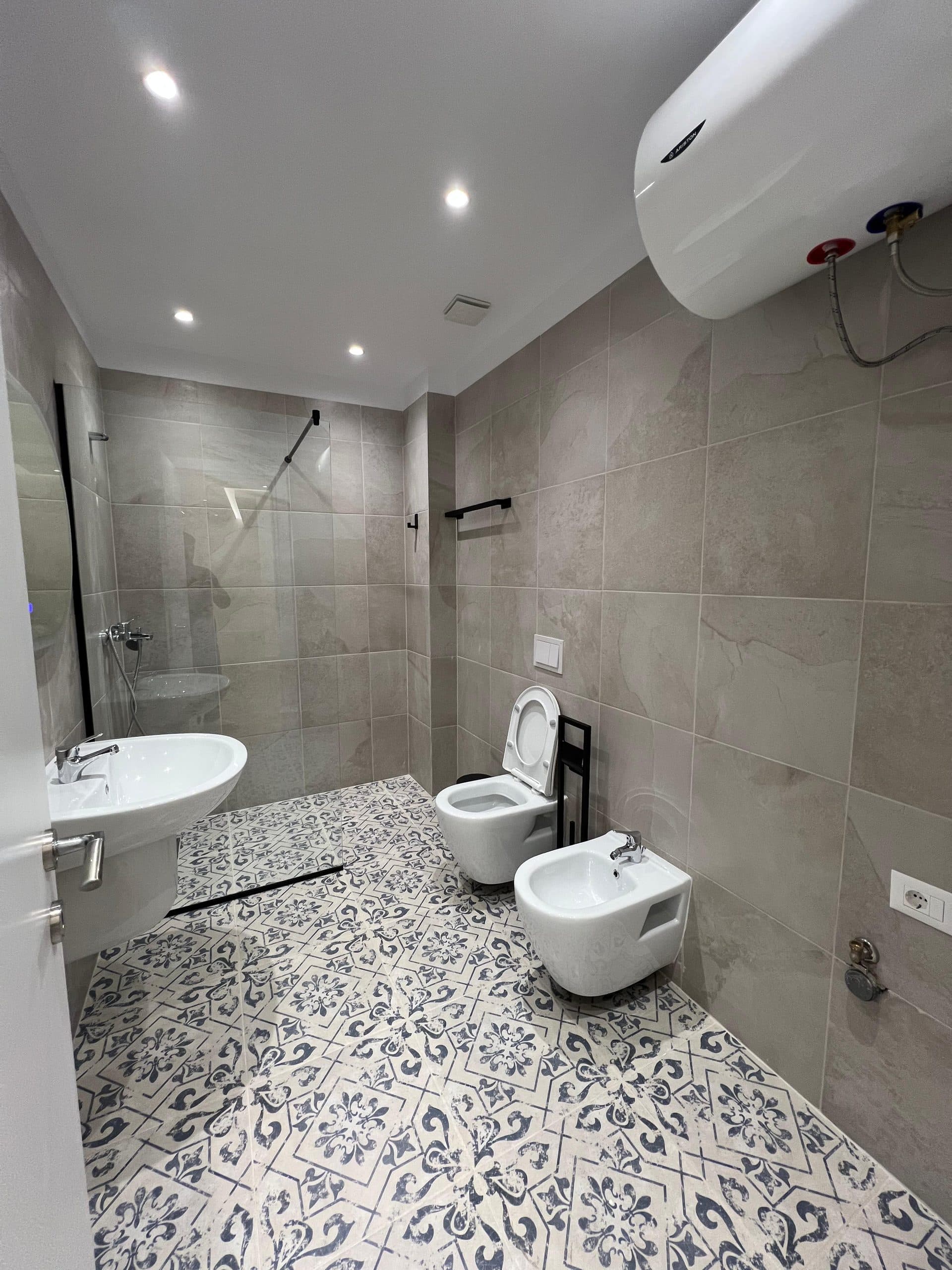 Apartament i pershtatshem per zyra,biznese 1+1 për Qira në Myslym Shyri, Tiranë - 700€ | 72 m² 3