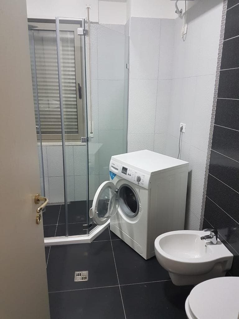 Jepet me qera apartament 2+1+2 tek Kompleksi Delijorgji , Rruga e Kavajës! 3