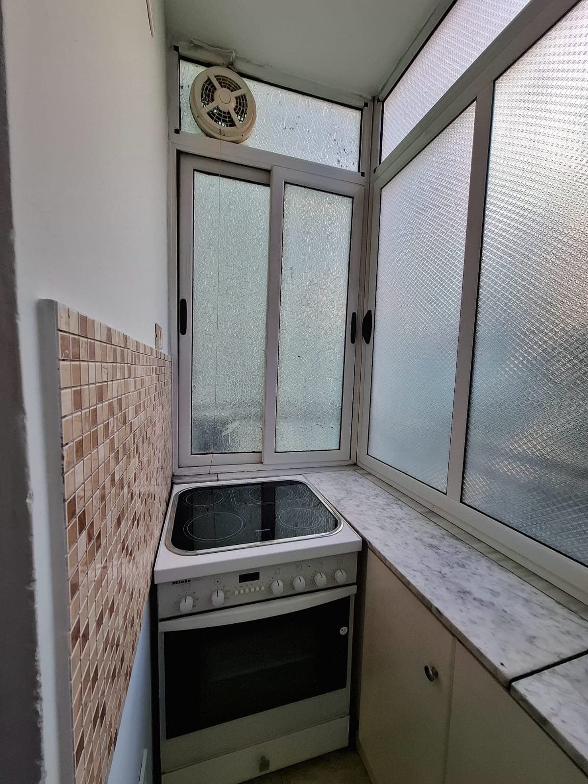 Apartament 1+1 për qira tek Komuna e Parisit, pranë Kristal Center! 3