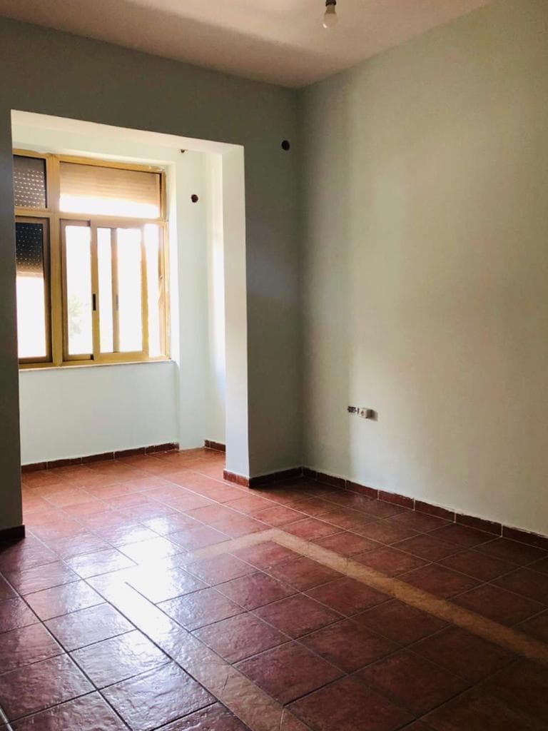 Jepet me qira apartament 3+1 , me ballkon .Adresa :Vasil Shanto