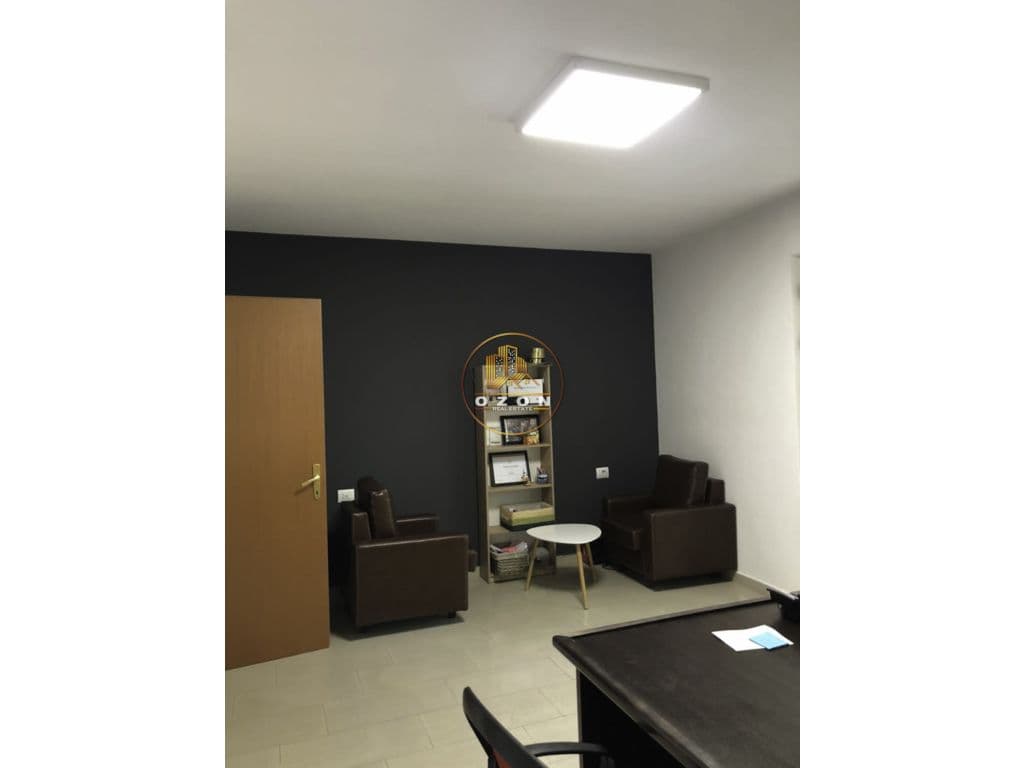 Jepet me qera ambient biznesi .Adresa : Qender