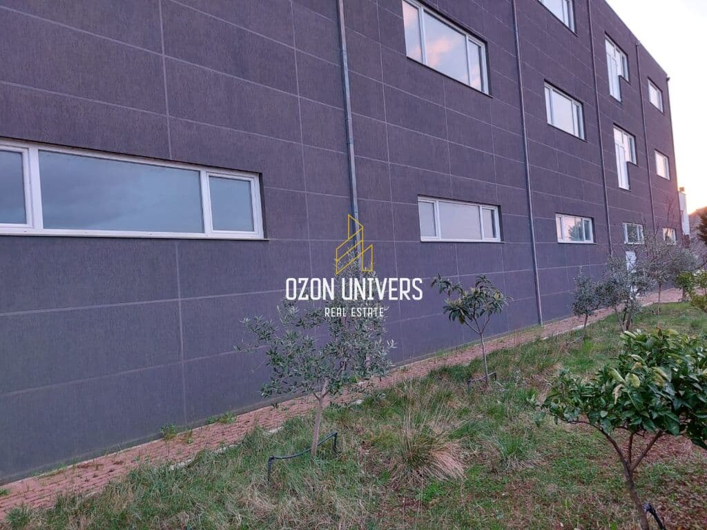 Shitet Godinë Tre Katëshe me Funksion Shërbimi në Portoromano, Durrës 4