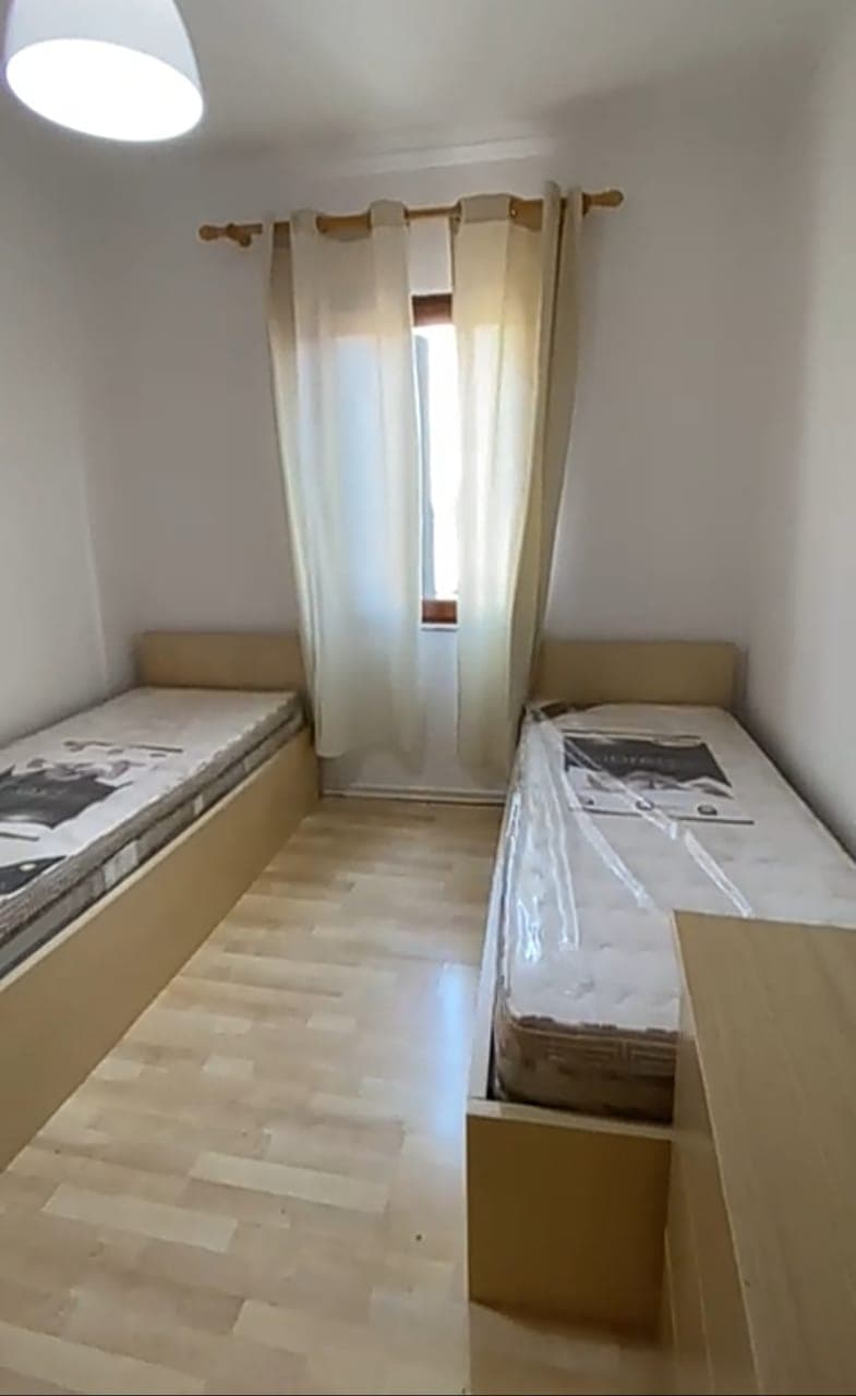 Apartament 3+1 Me Qira Në Afërsi Të Rrugës Së Barrikadave, (kat i vilës)! 4