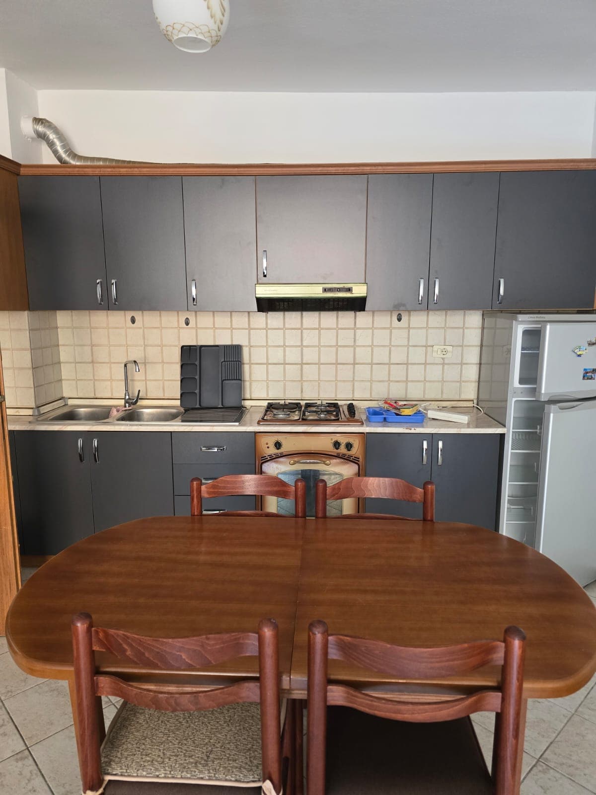Apartament 1+1 Per Qira Tek Komuna e Parisit! 3