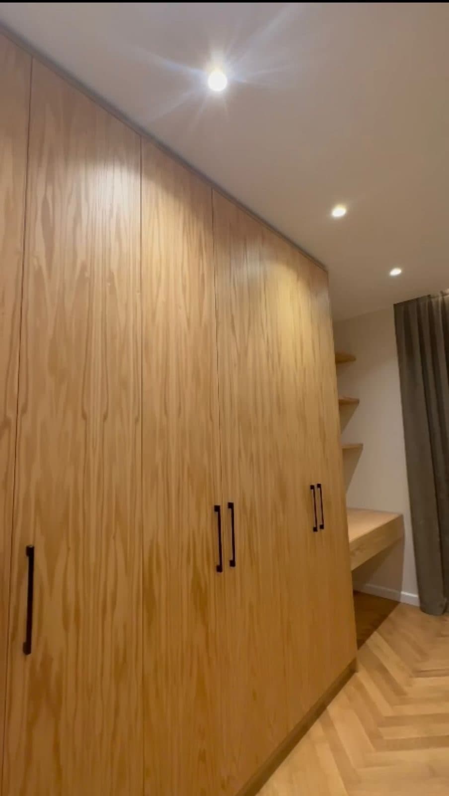 Shitet dhe Jepet me Qira Apartament 3+1 tek Rruga e Kosovarëve! 3