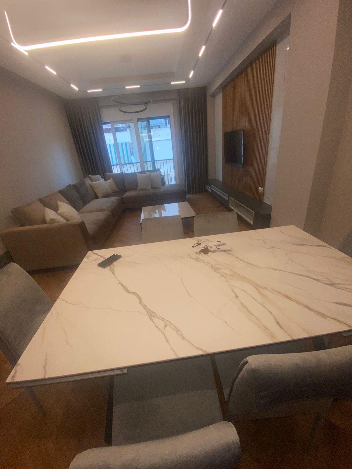 Shitet dhe Jepet me Qira Apartament 3+1 tek Rruga e Kosovarëve!